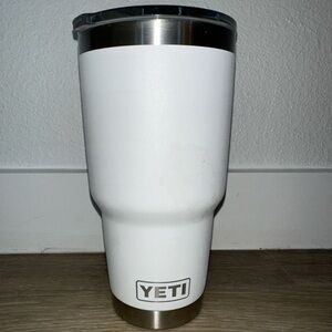 Yeti 30 oz Rambler white, stainless steel, spout lid (MAGSLIDER LID)